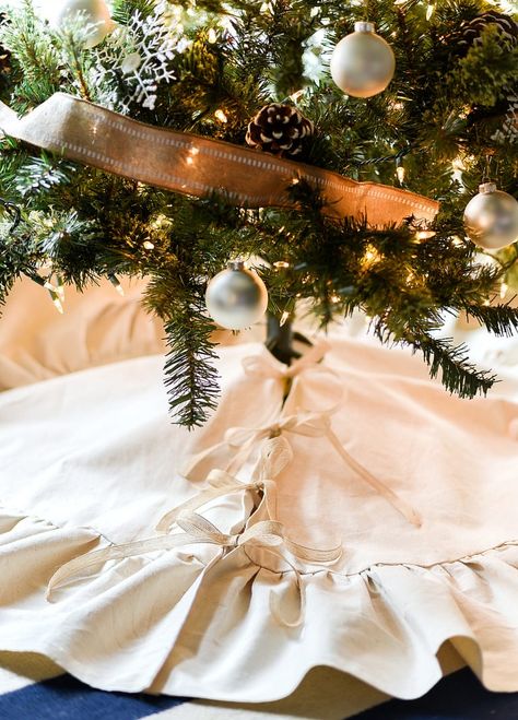 Drop Cloth Ruffle Christmas Tree Skirt - It All Started With Paint Sewed Tree Skirt, Drop Cloth Tree Skirt, How To Make A Tree Skirt, Vintage Tree Skirt, Diy Treeskirt, Apartment Diys, Diy Tree Skirt, Tree Skirt Ideas, How To Make A Ruffle