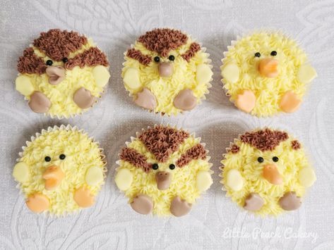 Hedgehog Cake, Duck Feet, Wild Duck, Buttercream Cupcakes, Cute Duck, Cocktail Sticks, Piping Tips, A Duck, Chocolate Buttercream