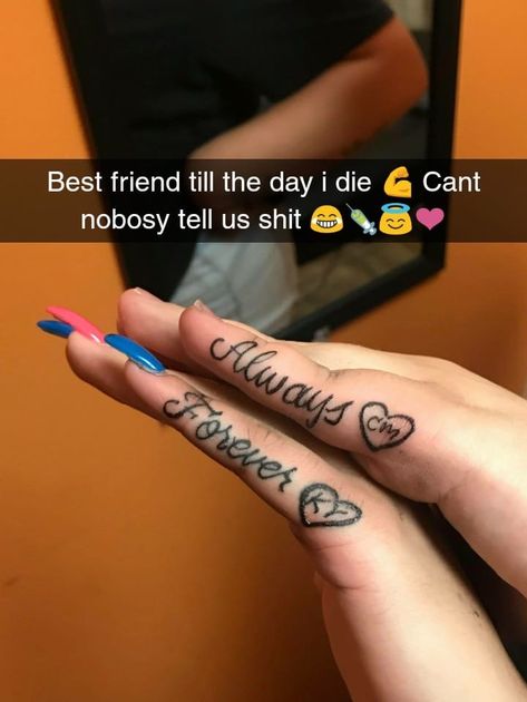 Baddie Bestie Tattoos, Baddie Matching Tattoos For Best Friends, Tattoo Ideas Best Friends Baddie, Best Friend Tattoos Baddie, Best Friend Tattoos On Finger, Finger Tattoos Baddie, Baddie Bestie Matching Tattoos, Black Couple Matching Tattoos, Best Friend Tattoos Black People