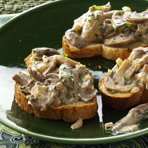 Sour Cream Gravy Recipe, Mushroom Bruschetta Recipe, Cream Gravy Recipe, Mushroom Bruschetta, Fresh Appetizers, Celery Recipes, Mushroom Toast, Cream Gravy, Creamed Spinach