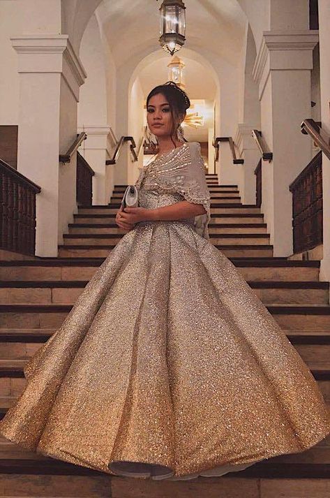 Filipiniana Inspired Gown, Filipiñana Prom Dress, Filipiniana Dress Modern Prom, Filipiniana Prom Dress, Filipino Prom Dress, Filipino 18th Debut Ideas, Philippine Gown, Filipiniana Aesthetic, Sagala Gowns