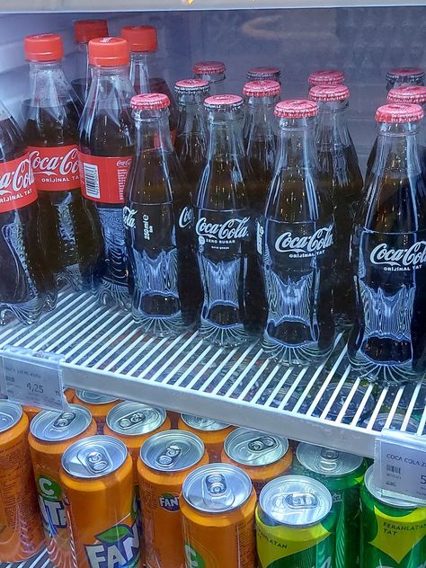 Fizzy Drinks Aesthetic, Coke Bottle Crafts, Glass Coke Bottles, 15th Birthday Party Ideas, Drinks Aesthetic, 1970s Tv Shows, Cupcake Decor, Coke Cola, Fizzy Drink