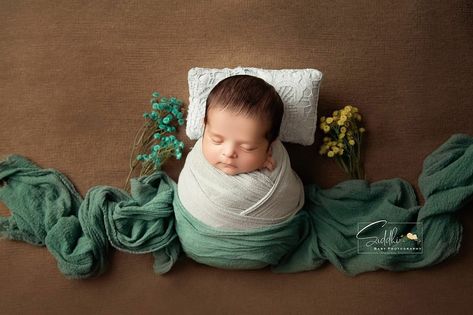 Just Born Baby Photoshoot, Born Baby Photoshoot, Just Born Baby, Baby Pictures Poses, 2 Month Baby, Newborn Photography Boy, Studio Newborn, Tiny People, Just Born