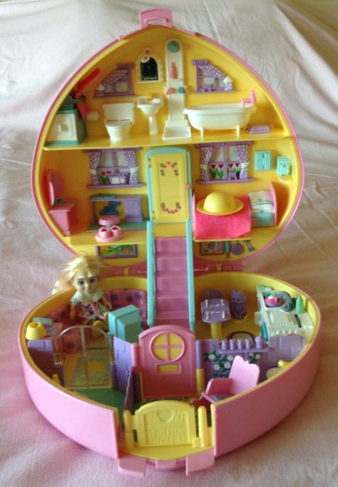 Vintage Bluebird Lucy Locket Heart Shaped House 1992, they were much larger than the Polly Pocket Toys. Polly Pocket House, Polly Pocket Toys, Candy Themed Bedroom, Polly Pocket World, Shaped House, Poly Pocket, Magnet Toys, Polly Pockets, Childhood Memories 90s