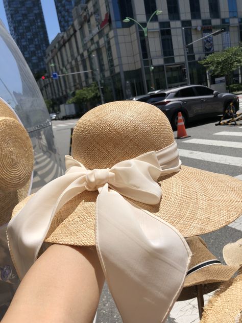 Sunhat Aesthetic, Sombreros Aesthetic, Straw Hat Aesthetic, Sunhat Outfit, Bridal Shoes Low Heel, Hat Aesthetic, Women Hats Fashion, Elegant Hats, Fancy Hats