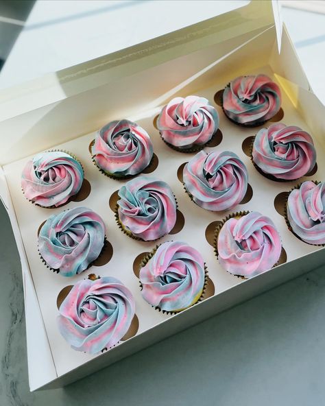 One of my best sellers this year! Taylor swift cupcakes 🫶🏼💗 fluffy cupcakes, with Swiss Meringue buttercream and fondant toppers. All details and writing are made with royal icing! This set was gluten free vanilla cupcakes. I added a picture so you can see how they look without fondant toppers. Pictures don’t do them justice, they look very pretty 🤩 DM for inquiries #cupcakes #cupcakesofinstagram #taylorswiftcupcakes #cupcake #cupcakeart #edibleart Taylor Swift Inspired Cupcakes, Taylor Swift Themed Cupcakes, Taylor Swift Cupcake Ideas, Taylor Swift Cupcakes, Gluten Free Vanilla Cupcakes, Taylor Sift, Gluten Free Cupcakes Vanilla, Taylor Swift Cake, Bow Cupcakes