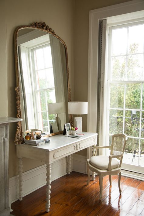 Homestead Bedroom, Eclectic Vanity, Marble Top Vanity, New Orleans Apartment, White Dressing Table, Pole House, Bed Accessories, Gilded Mirror, Latest Interior Design Trends