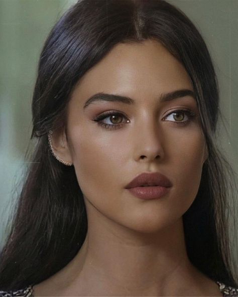 GODDESS.WOMEN by Albina (@goddess.women) • Instagram photos and videos Italian Women Makeup, Monika Belluci, Italian Makeup Looks, Monica Bellucci Makeup, Bellucci Monica, Italian Makeup, Goddess Women, Feminine Makeup, Brunette Makeup