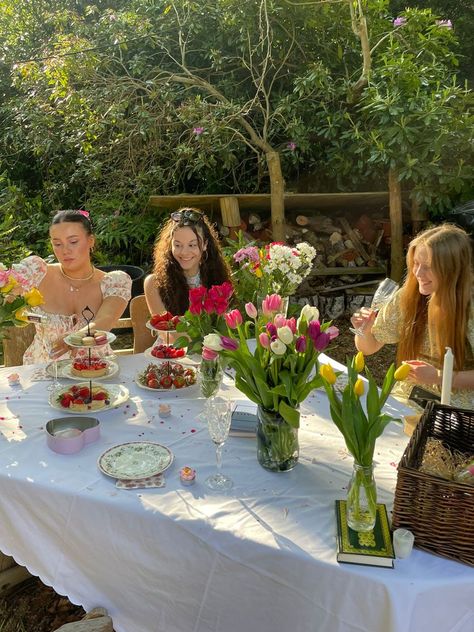 Aesthetic tea party with friends -  #Aesthetic #FRIENDS #Party #Tea Aesthetic Tea Party, Picnic Tea Party, Tea Party Aesthetic, Cottage Core Picnic, Cottage Core Garden, Aesthetic Tea, Solstice Party, Dream Birthday, Fairy Garden Birthday Party