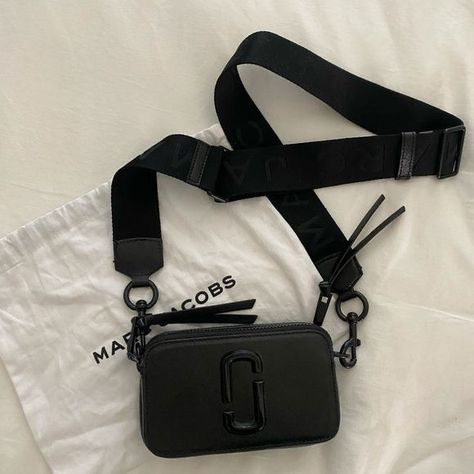 Marc Jobs, Cross Body Bag Outfit, Marc Jacobs Snapshot Bag, Snapshot Bag, Bags Marc Jacobs, Handbag Essentials, Girly Accessories, Jacob Black, Marc Jacobs Bag