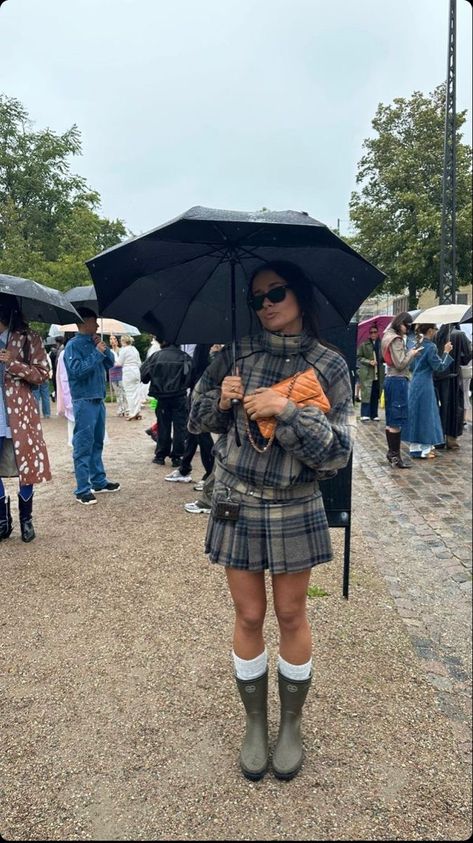 Rainboots Outfit Winter, Rainy Boots Outfit, Rainboot Outfits, 90s Chola, 90s Chola Fashion, Western Winter Fashion, Winter 2023 Fashion Trends, Rainboots Outfit, Rain Boot Outfit