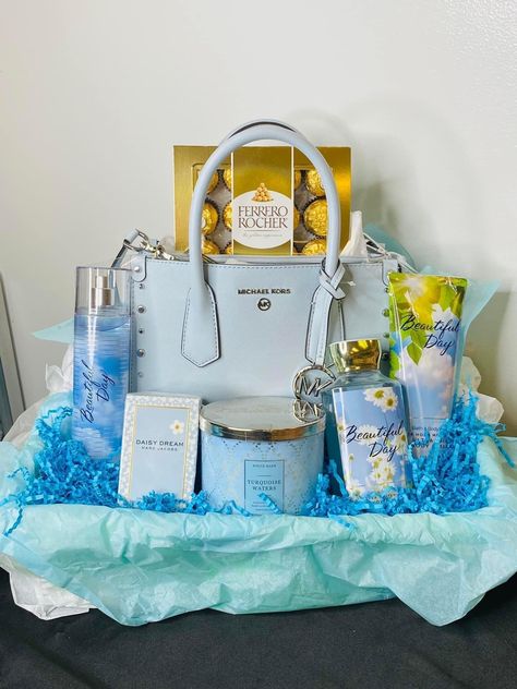 Gift Basket Mom Birthday, Womens Raffle Basket Ideas, Purse Gift Wrapping Ideas, Gift Prizes Ideas, Blue Gift Basket Ideas For Women, Purse Gift Basket Ideas, Raffle Gift Ideas, Mommy Basket, Bucket Balon