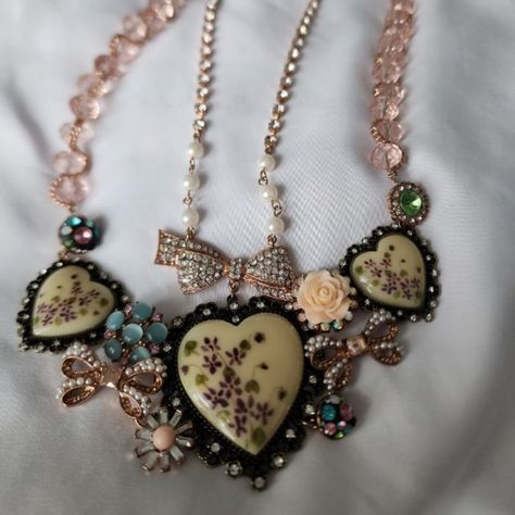 Betsey Johnson Hearts Collection Adjustable Necklace. Hearts, Bows, Flowers. Pink Beaded Chain, Gold And Pearl Accent. Adjustable. Rare. Statement Piece. $250 Kawaii Jewelry Aesthetic, Vintage Aesthetic Jewelry, Thrift Jewelry, Clutter Necklace, Junk Jewellery, Shell Crowns, Vintage Assemblage Jewelry, Shabby Chic Jewelry, Betsey Johnson Necklace