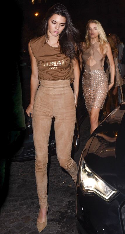 Beige Monochromatic Looks, Kendall Jenner Hair, Jenner Hair, Kendal Jenner, Brown Tee, Kendall Style, Suede Pants, Monochrome Fashion, Jenner Style