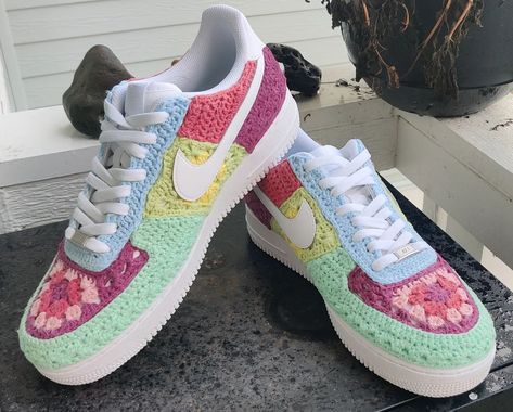 Crochet Tennis Shoes, Crochet Sneakers, Crochet Converse, Fancy Crochet, Shoes Crochet, Crochet Shoes Pattern, Crochet Hack, Crochet Work, Crochet Fall