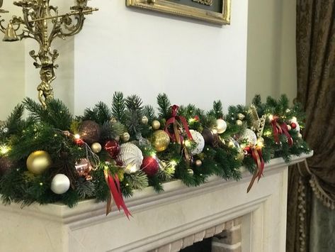 Christmas Mantel Garland, White Christmas Garland, Navidad Natural, Mantel Garland, Christmas Wreaths With Lights, Golden Christmas, Christmas Mantel, Christmas Themes Decorations, Christmas Swags