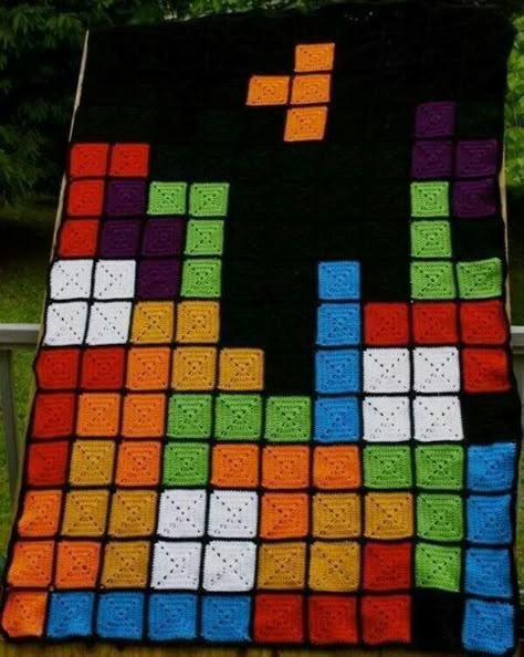 tetris crochet Manta Crochet, Crochet Afghans, Retro Game, Crochet Creations, Square Blanket, Yarn Projects, Crochet Stitch, Crochet Squares, Filet Crochet