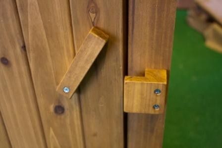 Hout slot Wooden Door Latches Diy, Wooden Door Latch, Wood Door Latch, Wooden Latches Diy, Wooden Locks And Latches, Wood Latches Diy, Wooden Gate Latch Ideas, Diy Gate Latch, Wood Latches