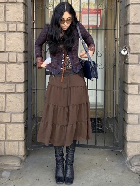 outfit inspo Brown Skirt Outfit, Midi Tulle Skirt, Midi Skirt Outfit, Tulle Midi Skirt, Y2k Preppy, Brown Skirt, Skirt Y2k, Y2k Aesthetic Outfits, Estilo Preppy