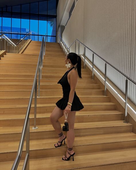 outfit girl in dress and heels dinner party Poses On Steps Photo Ideas, How To Pose For Vacation Pictures, Cute Standing Poses, Poses For Pictures Instagram In Dress, Dress Poses Instagram, Poses For Pictures Instagram Standing, Ootd Vacation, Solo Poses, Outfit Poses