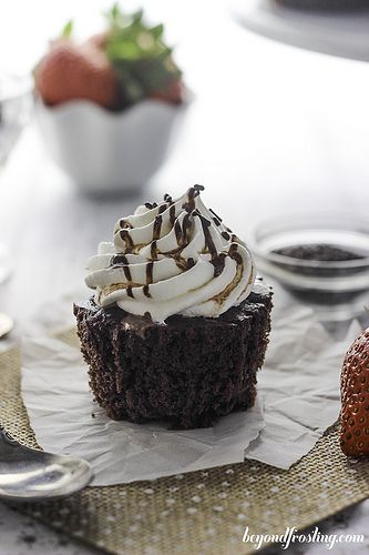 Skinny Chocolate Pudding Cupcakes - Beyond Frosting Sugar Free Pudding Mix Recipes, Cool Whip And Sugar Free Pudding, Chocolate Pudding Cupcakes, Fat Free Desserts, Low Fat Cake, Beyond Frosting, Pudding Cupcakes, Weight Watcher Desserts, Low Fat Desserts