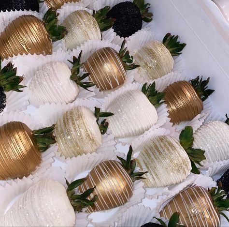 Gala Dessert Ideas, Black White Gold Chocolate Covered Strawberries, Gold And White Sweet 16 Cake, Gold Dessert Table Wedding, Black White And Gold Strawberries, Gold Appetizer Ideas, Gold And White Strawberries, Wedding Sweets Ideas, 30th Birthday Treat Table