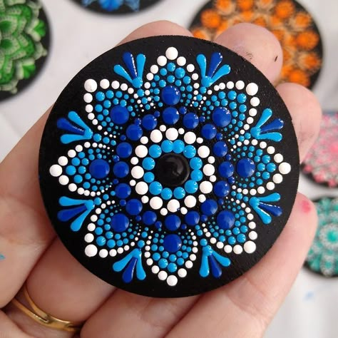 Dot Mandala On Stone, Stone Art Mandala, Stone Dot Art, Mandala Art With Dots, Mandala Art On Rocks, Mandala With Dots, Stone Dot Painting, Mandala Art On Stone, Stone Mandala Art