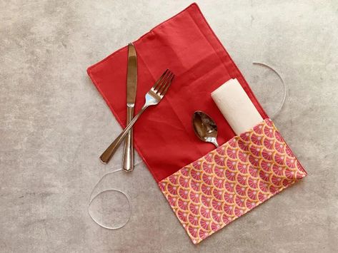 How To Make A Cutlery Roll - Perfect For Picnics! Picnic Kit Diy, Travel Cutlery Holder Diy, Cutlery Pouch Pattern Free, Cutlery Pouch Pattern, Cutlery Roll Pattern Free, Fabric Tray Diy, Cutlery Holder Diy, Diy Cutlery Pouches, Utensil Roll