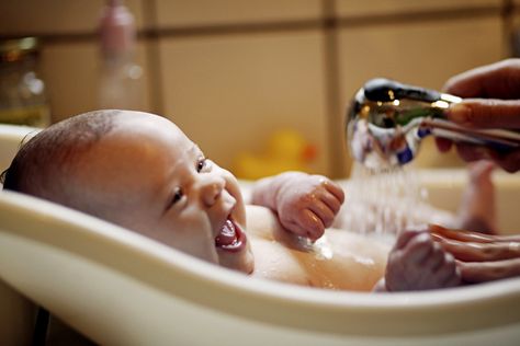 WebMD offers helpful tips for taking care of your baby's personal hygiene needs. Clean Bathtub, Bathtub Toys, Bright Starts, Foto Baby, Baby Lotion, Mickey Mouse And Friends, Personal Hygiene, Baby Bath, Bath Time