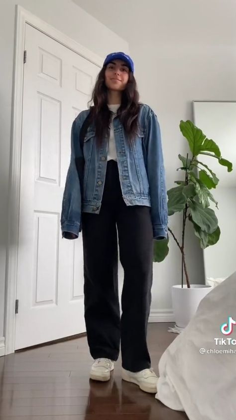 Casual Outfits With Denim Jacket, Black Pants And Jean Jacket Outfit, Jean Jacket Airport Outfit, Oversized Jean Jacket Aesthetic, Oversized Blue Jean Jacket Outfits, Winter Outfits With Jean Jacket, Jean Jacket Layering Outfits, Denim Jacket Winter Outfit Women, Denim Jacket Outfit Women's Winter