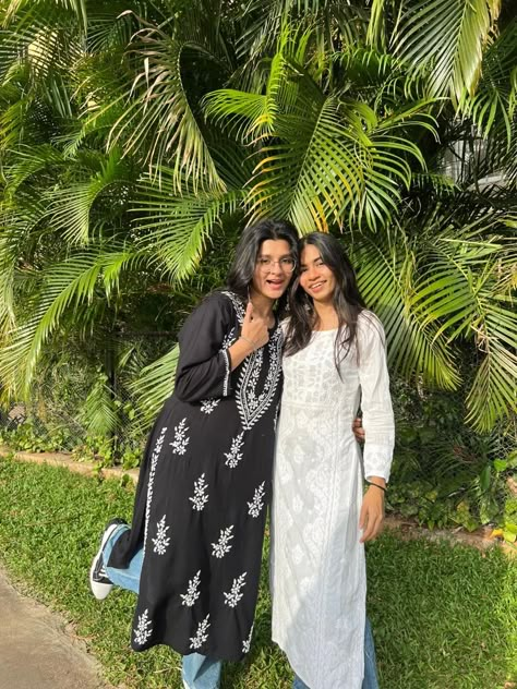 Best Friend Poses In Kurti, Aesthetic Kurti Poses With Friends, Kurti Poses With Friends, Poses With Best Friend In Traditional, Eid Pics, Sisters Photoshoot Poses, Girly Swag, Sister Poses, Bff Poses