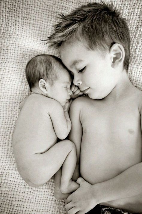 Sibling Photo With Newborn, Newborn Photo Poses With Siblings, New Born Baby Girl Photoshooting With Siblings, Newborn Picture Ideas With Siblings, Family Photo With Newborn And Siblings, Sibling Baby Photos, Sibling And Newborn Photography, Newborn Photoshoot Ideas With Sibling, Newborn And Big Brother Pictures