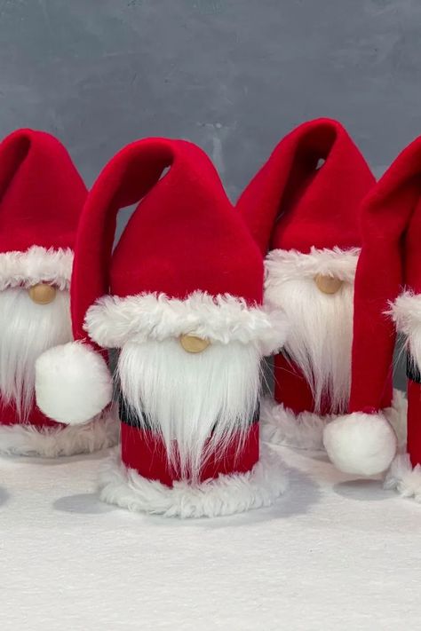 Santa Gnomes Christmas Diy, Santa Claus Crafts Diy, Christmas Gnomes Diy How To Make, Gnome Projects, Kersfees Idees, Xmas Gnomes, Biker Gnomes, Snowman Diy, Santa Gnome