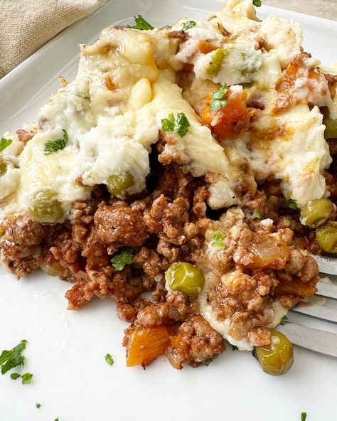 Free up your oven and make this whole30 compliant shepherd's or cottage pie with ease in your slow cooker. Keto Shepards Pie, 2024 Meals, Mashed Cauliflower Recipe, Gf Meals, Dessert Pasta, Simple Eating, Winter Meals, Healthier Meals, Shepherds Pie Recipe