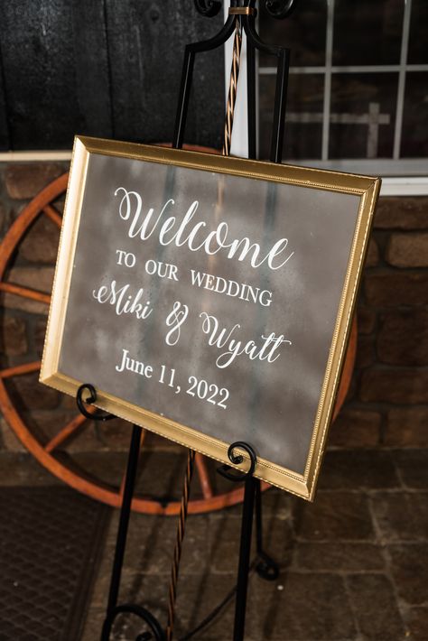 Frosted Glass Wedding Sign, Cricut Lettering, Frosted Glass Spray Paint, Old Photo Frame, Wedding Sign Diy, Christmas Sweatshirt Ideas, Robin Photography, Mirror Wedding Signs, Photo Frame Diy