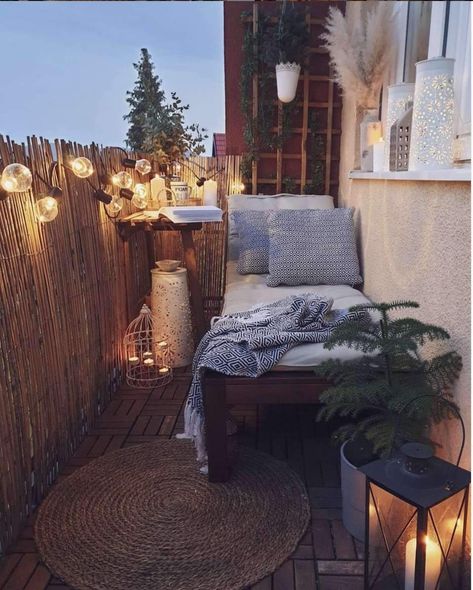 Patio House Ideas, Diy Daybed, Gorgeous Apartment, Garden Nook, Small Balcony Ideas, Apartment Balcony Decorating, Balcony Ideas, Cool Apartments, Apartment Balconies