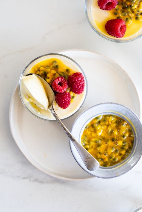 Vanilla Panna Cotta with fresh passion fruit - Simply Delicious Italian Dessert Recipes, Passion Fruit Mousse, Vanilla Panna Cotta, Passionfruit Recipes, Desserts Around The World, Panna Cotta Recipe, Italian Recipes Dessert, Easy Gluten Free Desserts, Vegetarian Thanksgiving