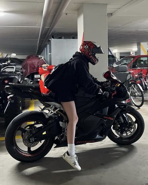 Big Bike Aesthetic, Big Bikes Motorcycles For Women, Motor Outfit Woman, Motorcycle Girl Outfit, Big Bikes Motorcycles, Lady Biker Outfits, Motorcycle Outfits For Women, Bike Outfits Women, Girl Riding Bike