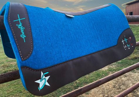 The 5 Star Strength Barrel Pad. Barrel racing is your lifestyle, maybe even your livelihood. You spend a lot of hours in the saddle training and hauling to shows. At 5 Star, we appreciate your contribution to the sport. Barrel racing puts a lot of strain on your equine athlete. Your horses need comfort and protection to do their job to the best of their ability. Diy Saddle Pad, Barrel Race, Square Skirt, Rodeo Jewelry, Western Saddle Pads, Barrel Horse, Barrel Racer, Saddle Pad, Western Saddle