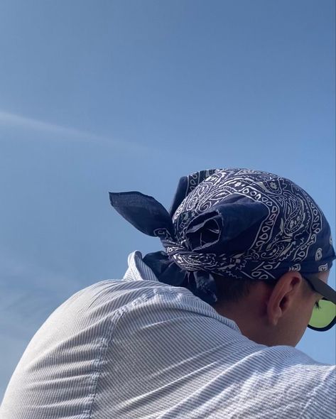 Tie A Bandana In Your Hair, Men In Bandanas, Head Scarf Outfit Men, Bandana Aesthetic Men, Bandana Styles For Men, Men Hairband, Bandana Streetwear, Bandana Aesthetic, Head Scarf Outfit