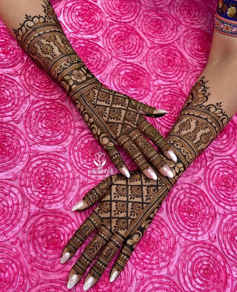 New Latest Mehndi Design, Arabic Bridal Mehndi Designs, Short Mehndi Design, Front Mehndi Design, New Bridal Mehndi Designs, Mehndi Designs Bridal Hands, Rose Mehndi Designs, Mehndi Designs For Kids, Engagement Mehndi Designs