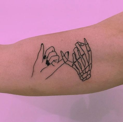 hand skeleton pinky promise tattoo Pinky Promise Tattoo, Tato Flash, Promise Tattoo, Skeleton Tattoos, Muster Tattoos, Skeleton Hand Tattoo, Inspiration Tattoos, Tattoos Geometric, Subtle Tattoos