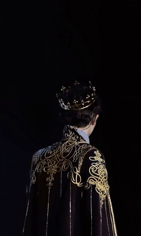 Prince Clothes, Crown Aesthetic, Royal Core, Royalty Aesthetic, Royal Aesthetic, Holly Black, Fantasy Aesthetic, Cassandra Clare, Throne Of Glass