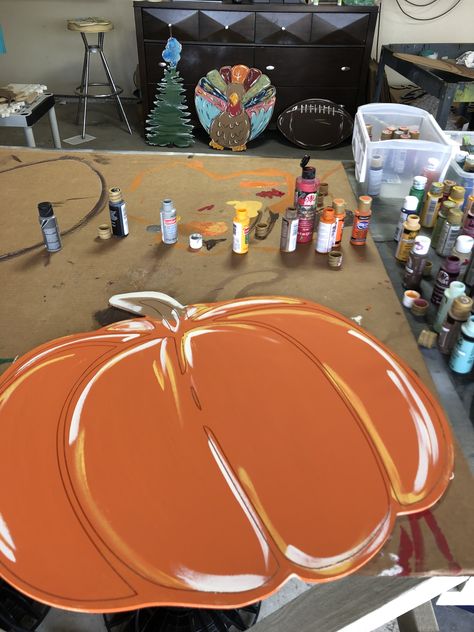 Engraved lines to guide you! Painted Wood Pumpkins, Kids Paint Party, Diy Fall Ideas, Diy Paint Party, Pumpkin Cutouts, Fall Wood Crafts, Pumpkin Door Hanger, Halloween Door Hangers, Pumpkin Door