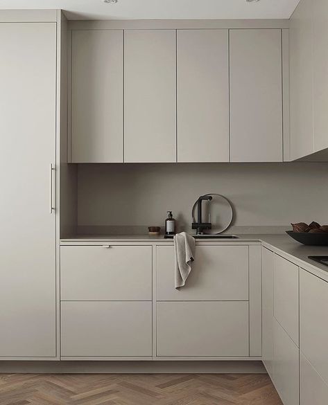 Our minimalist kitchen in a sand grey color, all produced in our own carpentry outside of Gothenburg. Just love the details and the color… Warm Grey Kitchen, Grey Kitchen Interior, Grey Kitchen Designs, Interior Simple, Building A Kitchen, Nordic Kitchen, Minimal Kitchen, Scandinavian Kitchen, Grey Kitchens