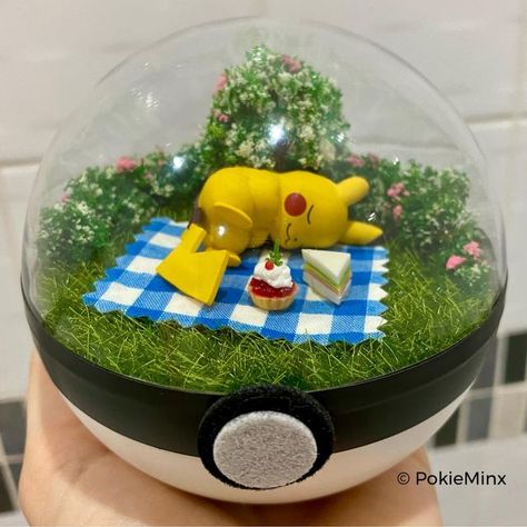 Pokemon Garden, Pokemon Doughnut, Pokémon Terrarium, Pokemon Clay Ideas, Pokemon Crafts, Diy Video Game, Clay Pokemon, Pokemon Terrarium, Pokemon Room