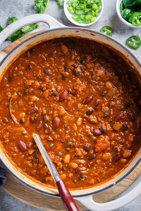 This easy turkey chili is made with lean ground turkey, 3 beans, and tomatoes, all seasoned and simmered into a savory, saucy chili fit for any occasion. Chile Beans, Turkey Bean Chili, Easy Turkey Chili Recipe, Best Turkey Chili Recipe, Ground Turkey Chili Recipe, Turkey Black Bean Chili, Turkey Chile, Turkey Chili Recipe Easy, Healthy Chili Recipe Turkey