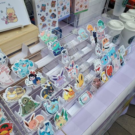 Convention Merch Ideas, Artist Alley Sticker Display, Anime Convention Booth, Sticker Display Ideas, Art Stand Display, Artist Alley Display Ideas, Artist Booth, Sticker Display, Art Fair Display