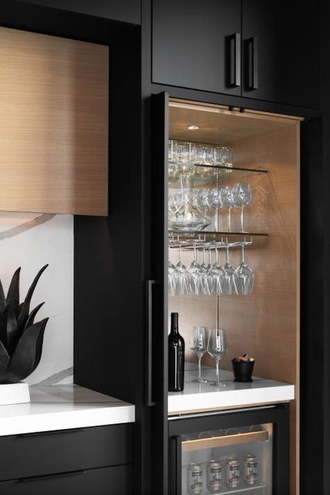 Modern Kitchen Images, Hanging Wine Glasses, Lakehouse Kitchen, Black Modern Kitchen, Hanging Wine Glass Rack, Wine Glass Storage, Glassware Storage, Beverage Center, Bar Fridges