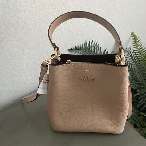 Brand New Coach Bucket Bag Coach Bucket Bag Outfit, Coach Big Bags, Coach Handbags Outfits, Coach Bag Outfit Style, Coach Bag Outfit, Luxury Wishlist, Bags Wishlist, Coach Bucket Bag, My Style Bags